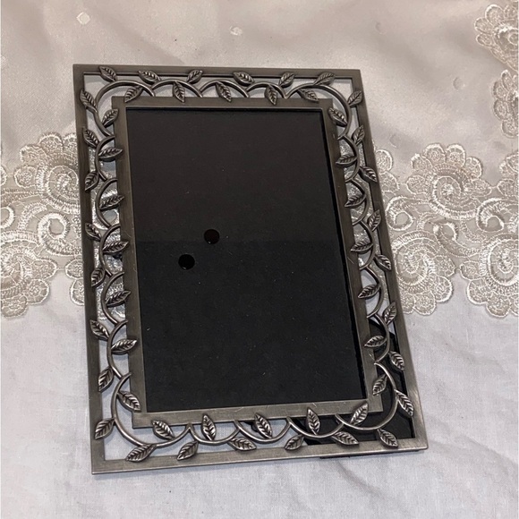3/55$Vintage Table Top sturdy silver metal picture frame with leaves pattern 4x6 - Picture 3 of 12